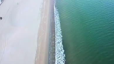 航拍沿着浪花前进视频的预览图